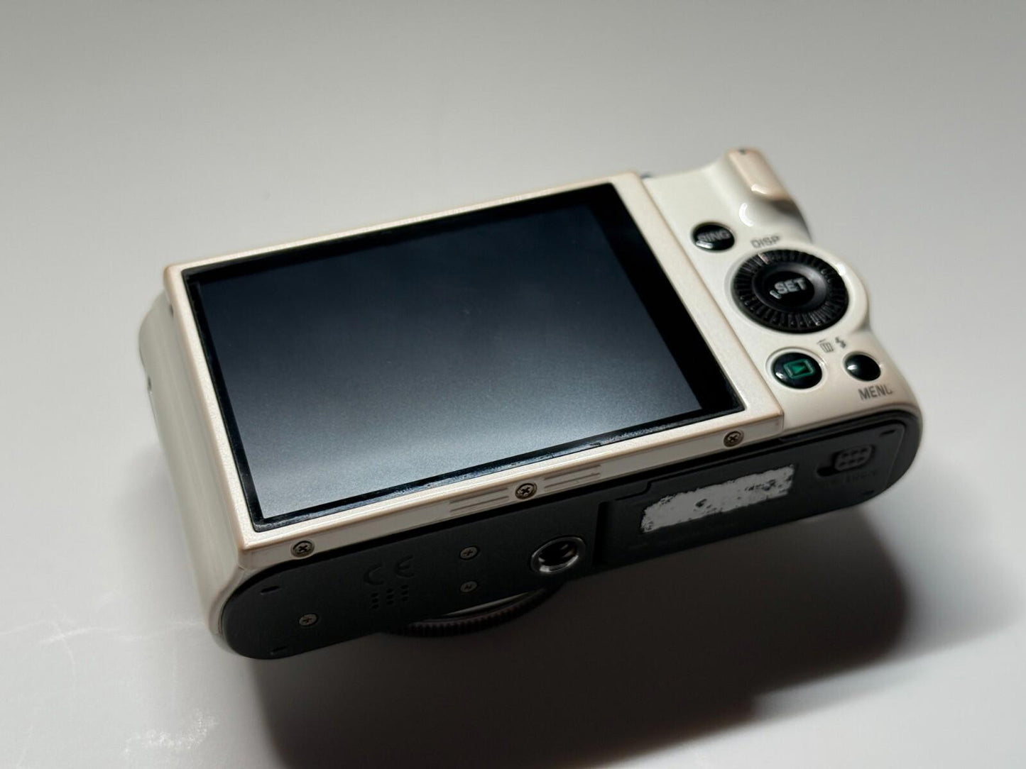 Casio Exilim Ex-ZR1500 / 16.1MP / White / Compact Digital Camera / Flip Screen