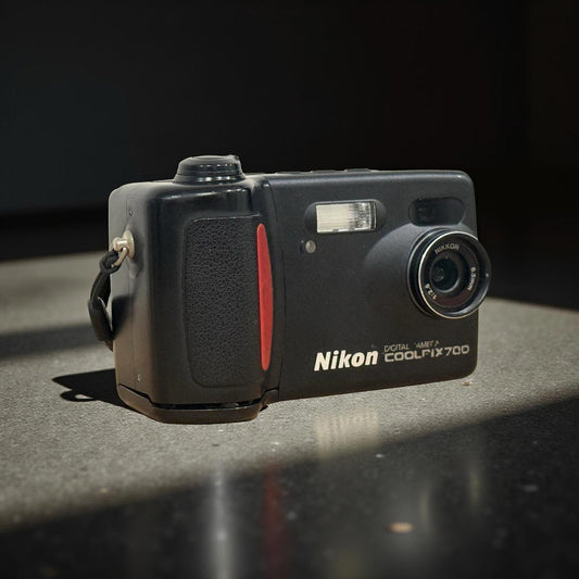 ๐ท Nikon Coolpix 700 Digital Camera CCD โ Vintage Digital Classic 1999