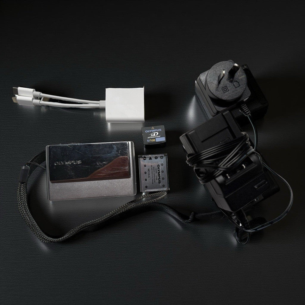📸 Olympus µ u1040 Digital Camera – Silver – 10.1 MP w/ Accessories