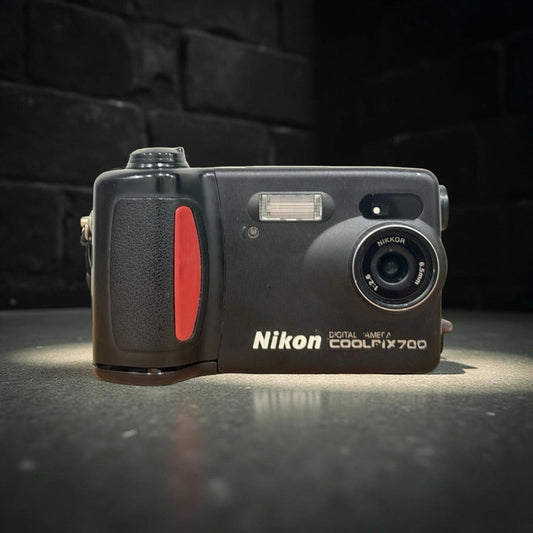 📷 Nikon Coolpix 700 Digital Camera CCD – Vintage Digital Classic 1999